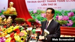 Thủ tướng Nguyễn Tấn Dũng tới dự và phát biểu tại Đại hội Thi đua Quyết thắng toàn quân lần thứ IX ngày 1/7/2015.