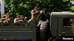 26일 우크라이나 도네츠크의 친러시아계 무장세력 경찰 검문소를 뚫고 공항으로 향하고 있다. 