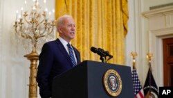 Presiden Joe Biden berbicara dalam konferensi pers di Ruang Timur Gedung Putih, Kamis, 25 Maret 2021, di Washington. (Foto: AP/Evan Vucci)