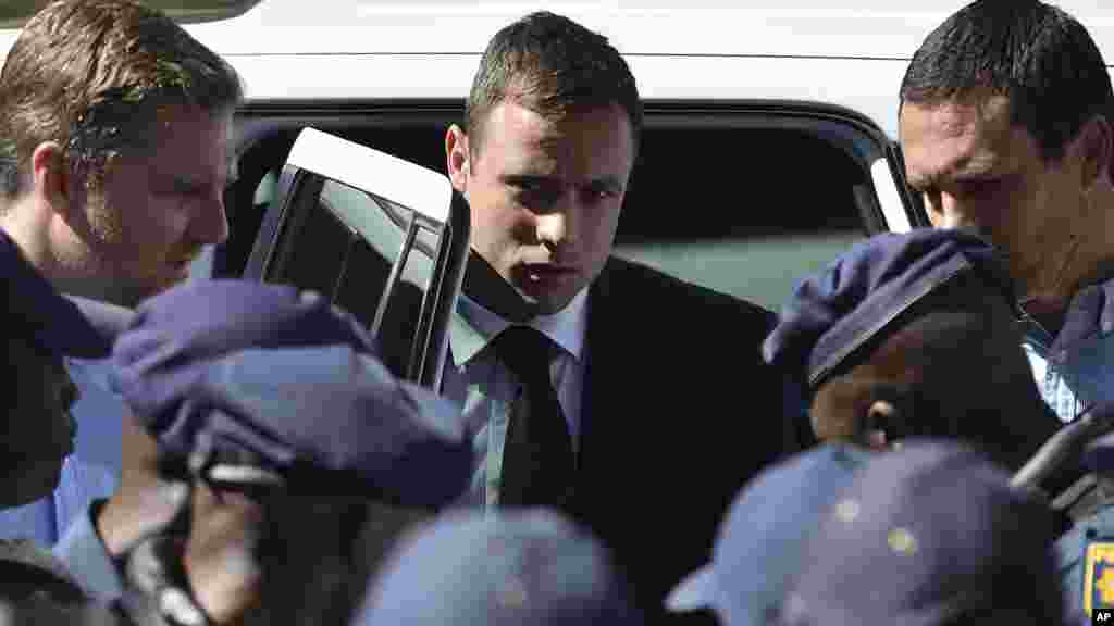 Oscar Pistorius, arrive au tribunal à Pretoria, Afrique du Sud, le mardi 21 octobre 2014. 