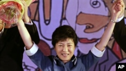 Former Saenuri Party leader Park Guen-hye waves to supporters during a national convention of the ruling Saenuri Party for a presidential primary in Goyang, South Korea, August 20, 2012.