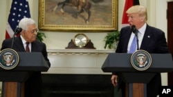 Presiden Donald Trump saat memberikan pernyataan gabungan bersama pemimpin Palestina Mahmoud Abbas di Roosevelt Room, Gedung Putih di Washington, 3 Mei 2017.