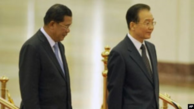 2010年12月13日，中國總理溫家寶(右)與來訪的柬埔寨首相洪森在北京人民大會堂。