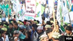 Aksi unjuk rasa menolak kenaikan BBM di depan Gedung MPR/DPR di Jakarta, 17 Juni 2013 (VOA/Fatiyah Wardah)