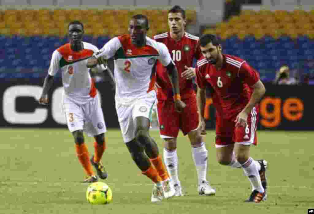 Niger's Ouwo Moussa Maazou (2) dribbles past Morocco's players during their final African Cup of Nations Group C soccer match at the Stade De L'Amitie Stadium in Libreville, Gabon January 31, 2012.