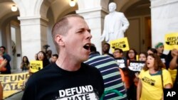 Manifestantes se congregan en el Capitolio en Washington para protestar contra las políticas fronterizas y de inmigración del gobierno, el 25 de junio del 2019. (AP Foto/Patrick Semansky)