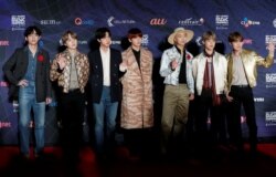 Anggota boyband Korea Selatan, BTS, berpose di karpet merah selama MAMA Awards di Nagoya Dome di Nagoya, Jepang, 4 Desember 2019. (Foto: REUTERS/Kim Kyung-Hoon)