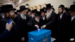 Рабби Израиль Хагер голосует на избирательном участке. Бней-Брак, Израиль, 9 апреля 2019