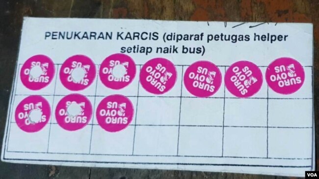 Kartu dengan sticker khusus diberikan kepada masyarakat setelah menukar sejumlah gelas dan botol plastik bekas, petugas akan melubangi sticker dan mengganti dengan tiket Suroboyo Bus (Petrus/VOA).