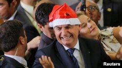 El mandatario Jair Bolsonaro estará en observación entre 6 y 12 horas en un hospital militar de Brasilia, después de una caída en la noche del lunes 23 de diciembre de 2019.