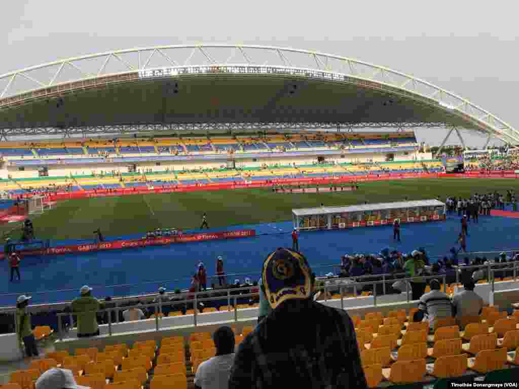 Le stade de Libreville avant coup d'envoi Burkina –Tunisie, , Gabon, 28 janvier 2017. (VOA/Timothée Donangmaye)