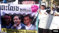 Protesters gather outside the Appeal Court in Phnom Penh, Feb. 11, 2014. (Robert Carmichael/VOA)