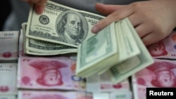 中国一家银行的职工在点算人民币