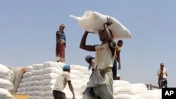 Men deliver U.N. World Food Programme (WFP) aid in Aslam, Hajjah, Yemen, Sept. 21, 2018 (File photo).