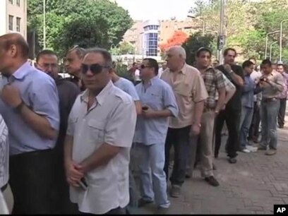 Kokrak qafasidagi fohisha Kapri Kavanni endigina dush qabul qildi va endi ozini fen bilan quritmoqda Porno aktrisa Mark Dorsel