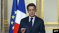 Tổng thống Pháp Nicolas Sarkozy phát biểu sau 1 hội nghị với đại diện công đoàn ở điện Elysee, Paris, 18/1/2012