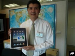 คุณศุภชัย ชื่นอำนวยชัย ผู้โชคดีได้รับ iPad