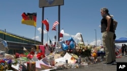 Импровизированный мемориал в Эль-Пасо, штат Техас, где в результате массового расстрела погибло 23 человека, 12 августа 2019 года 