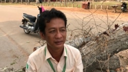 Neng Bunrong, an English-speaking tour guide in Angkor Wat, tells VOA Khmer that customers are few and far in between, Siem Reap province, Cambodia, March 18, 2020. (Hul Reaksmey/VOA Khmer)