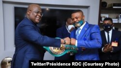 Champion du monde ya boxe lourd-léger WBC Golden, Junior Ilunga Makabu azali kolakisa président Félix Tshisekedi mokaba na ye ya molongi, na Kiinsjhasa, 7 janvier 2021. (Twitter/PrésidenceRDC)