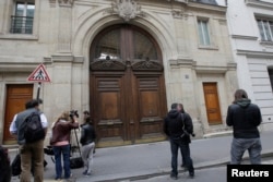 Members of the media stand outside the entrance of Google's Paris headquarters as French investigators conduct a raid May 24, 2016 as part of a probe over tax payments, a source close to France's finance ministry told Reuters.