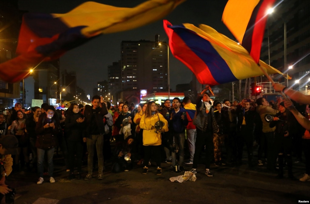 Manifestantes ondean banderas colombianas durante una protesta en el Parque Hippies, mientras continúa una huelga nacional en Bogotá, Colombia, el 23 de noviembre de 2019. REUTERS / Luisa González.