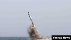 북한은 지난 5월 전략잠수함에서 탄도탄수중시험발사에 성공했다고 발표했다. 북한 로동신문에 실린 사진.