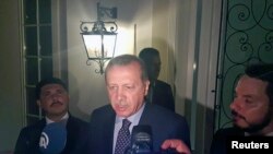 Türkiyə prezidenti Rəcəb Tayyib Ərdoğan Marmaris kurort şəhərində media mənsublarına danışır. 15 iyul, 2016.