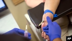 Irma Hendriks daje krv u bolnici Univerziteta Pensilvanija, pre nego što joj je presađen bubreg donatora koji je imao hepatitis Ce
