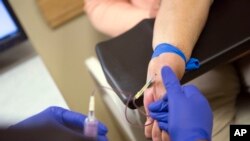 Irma Hendricks diambil darahnya di Rumah Sakit Universitas Pennsylvania di Philadelphia, pada 6 Oktober 2016. Hendricks menerima transplan ginjal dari seorang donor yang menderita hepatitis C.