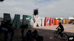 Kata “Tijuana, Meksiko” berada di bagian sisi perbatasan Meksiko dengan AS di mana para migran menunggu untuk dilayani permohonan suaka di AS, di Tijuana, Meksiko, 9 Juni 2019.