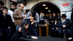 Familiares del judío francés Yoav Hattab, uno de las víctimas del ataque a una tienda kosher en París, se reúen en torno a un simbólico ataud en Tel Aviv.