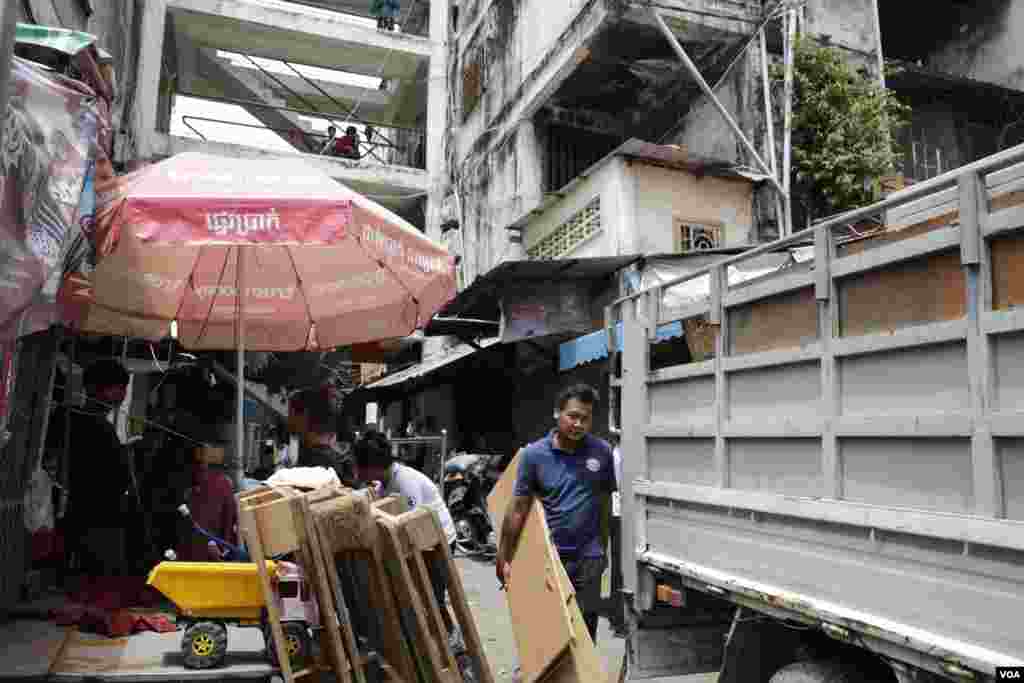 Residents of Phnom Penh&#39;s White Building move out June 6, 2017 after negotiations finished. The White Building is authorized to a Japanese development project for redevelopment. (Khan Sokummono/VOA Khmer)