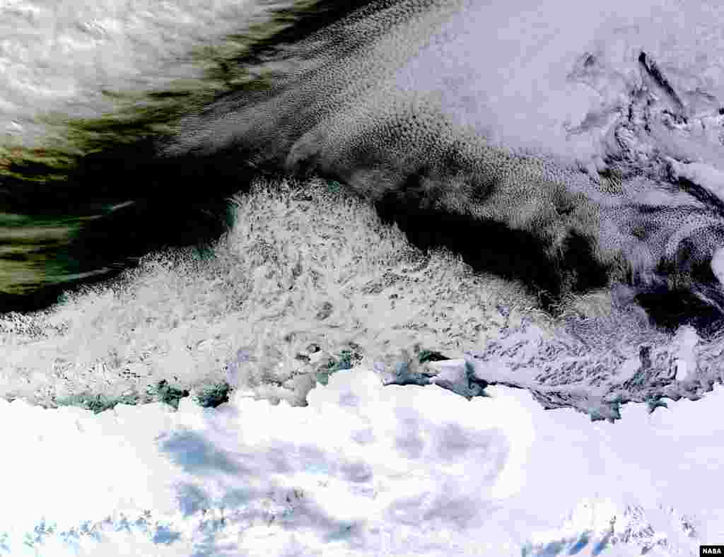 Moderate Resolution Imaging Spectroradiometer (MODIS) di satelit Terra milik NASA menangkap gambar berwarna es laut di pantai Princess Astrid Coast, Antartika Timur. Area putih yang dekat dengan benua tersebut adalah es laut, sementara area putih yang tampak di timur laut ujung gambar adalah awan. (Foto: NASA/Jeff Schmaltz, LANCE/EOSDIS Rapid Response)