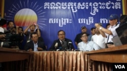 ທ່ານ Sam Rainsy (ກາງ) ປະທານພັກກູ້ຊາດ ຫລື CNRP ກ່າວຕໍ່ກອງປະຊຸມນັກຂ່າວ.