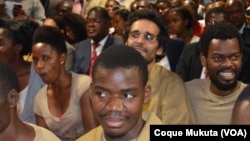 Le militant angolais Luaty Beirao (2ème rang au centre) à Luanda, en Angola le 16 novembre 2015.