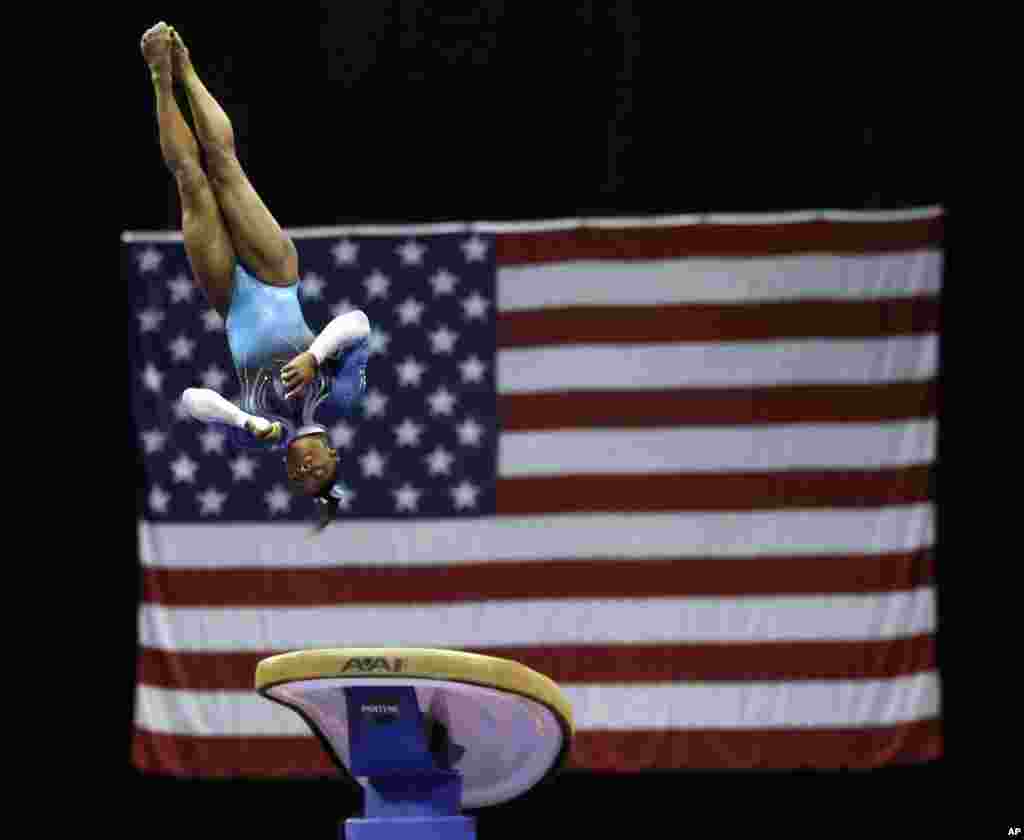 Vận động viên Simone Biles tranh tài ở nội dung nhảy chống trong giải vô địch thể dục dụng cụ nữ Mỹ ở thành phố St Louis, bang Missouri, Mỹ, ngày 26 tháng 6, 2016.