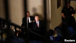 Michael Cohen, cựu luật sư riêng của Tổng thống Donald Trump, nói chuyện với phóng viên sau khi khai chứng trước Ủy ban Tình báo Hạ viện Hoa Kỳ trong Điện Capitol, ngày 6 tháng 3, 2019.