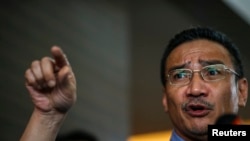 Bộ trưởng Malaysia Hishammuddin Hussein phát biểu về việc tìm kiếm chiếc máy bay mất tích tại cuộc họp báo ở Putrajaya, 29/3/2014