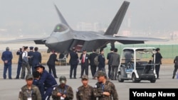 지난해 10월 경기도 성남시 서울공항에서 열린 '서울 국제 항공우주 및 방위산업 전시회' 개막식에서 참석자들이 F-22 스텔스 전투기를 살펴보고 있다.