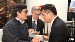 Чэнь Гуанчэн беседует с американскими дипломатами в посольстве США в Пекине, 2 мая 2012 года.