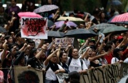 Mahasiswa dari fakultas ekonomi tiba di alun-alun utama di Universitas Otonomi Nasional Meksiko ketika ribuan orang memprotes menuntut diakhirinya kekerasan oleh kelompok preman yang dikenal sebagai "porros.". (Foto: AP)