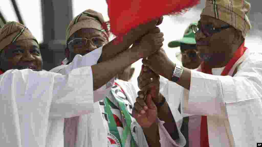 Namadi Sambo, Shugaba Goodluck Jonathan da Adamu Muazu a Tafata Square.