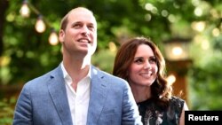 Le prince William de Grande-Bretagne et sa femme la princesse Kate, duchesse de Cambridge, assistent à une réception au Claerchens Ballhaus, à Berlin, en Allemagne le 20 juillet 2017.