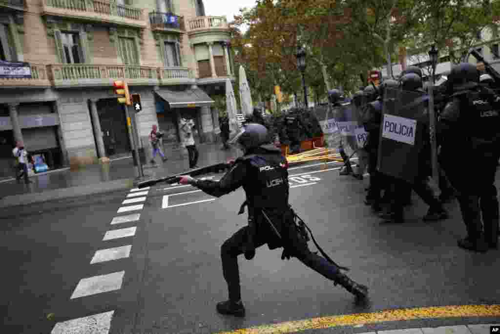 Іспанська поліція застосовує гумові кулі біля школи, призначеної каталонською владою в Барселоні виборчою дільницею. Барселона, Іспанія, 1 жовтня 207 року.