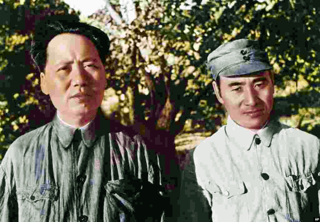 1945年，中共领导人毛泽东以及林彪在延安。