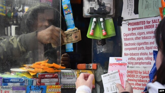 一位女士（右）在纽约市购买“超级百万”彩票。（2018年10月19日）