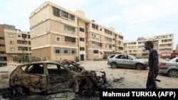 Des dizaines de bâtiments éventrés portent les stigmates de ce week-end sanglant où déflagrations et tirs nourris ont retenti sans répit aux quatre coins de Tripoli.