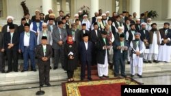 Para ulama Indonesia, Pakistan, dan Afghanistan yang menghadiri konferensi trilateral pada saat membacakan Bogor Ulema Declaration of Peace (Deklarasi Ulama untuk Perdamaian) di Istana Kepresidenan Bogor, 11 Mei 2018 (Foto: VOA/Ahadian Utama).