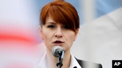 Maria Butina, chef de file d'une organisation pro-armes s'exprime devant une foule en Russie, le 21 avril 2013.